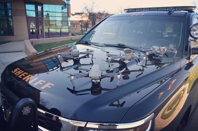 密歇根州肯特縣警方展示收到的4架大疆 Mavic 2無(wú)人機(jī) 密歇根州肯特縣警方展示收到的4架大疆 Mavic 2無(wú)人機(jī)